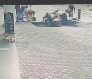 视频|视频曝光!印妇坠8米深坑 竟是刚好路过!
