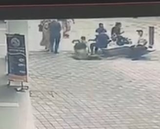 视频|视频曝光!印妇坠8米深坑 竟是刚好路过!