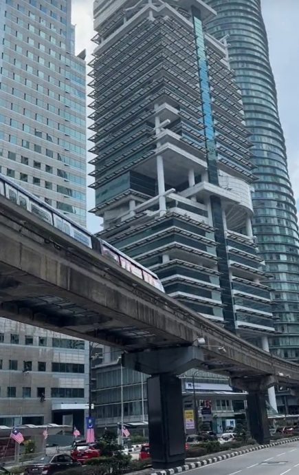 视频|隆市单轨火车引老外感概 “伦敦欧洲最富都没有!”