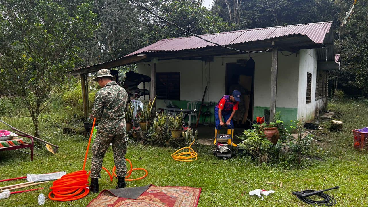 请签发-大都会:乌鲁安南终于退水，市议会派人清理灾场/4图