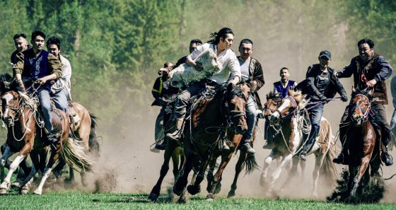 谭静观/《我的阿勒泰》用脚丈量大地,用心感受世界