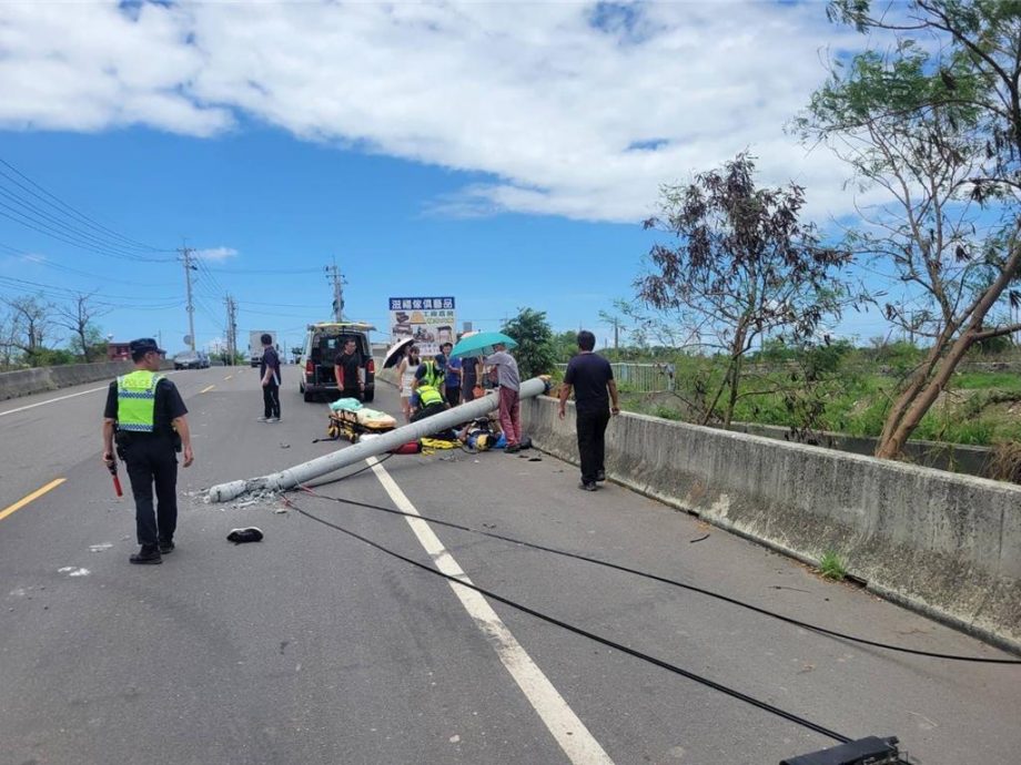 货柜罗里勾电线扯断电杆 教师骑摩托路过被砸死