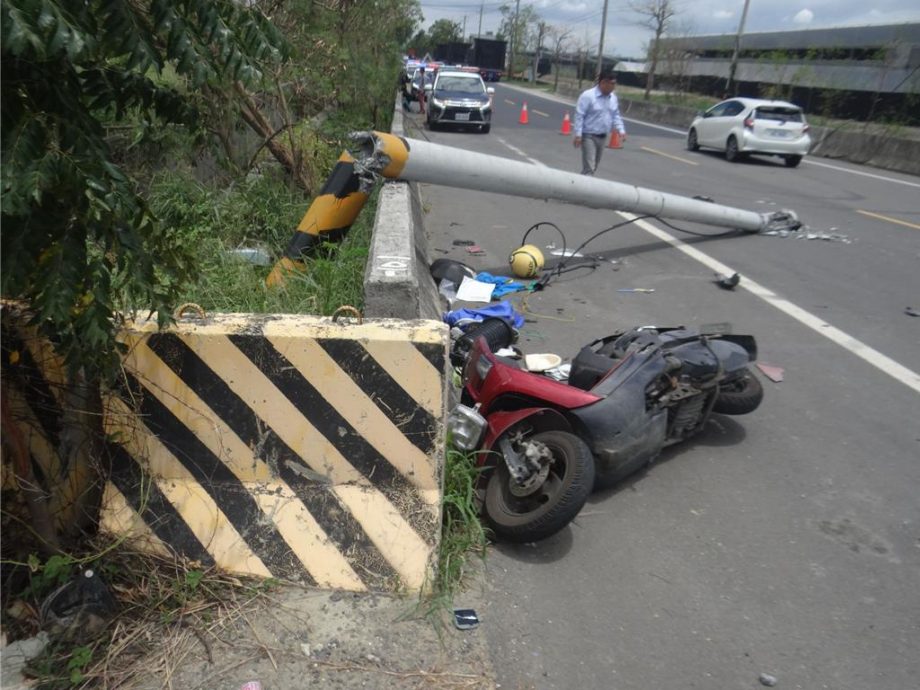 货柜罗里勾电线扯断电杆 教师骑摩托路过被砸死