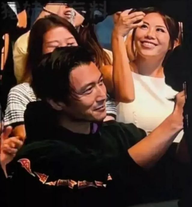 邓紫棋紧张喊谢霆锋男神 温馨合照竟被指像父女?