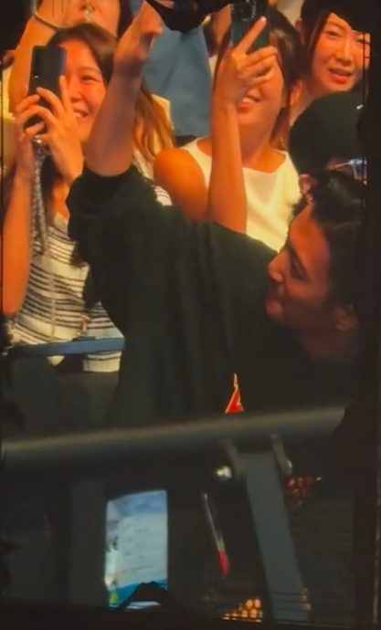 邓紫棋紧张喊谢霆锋男神 温馨合照竟被指像父女?