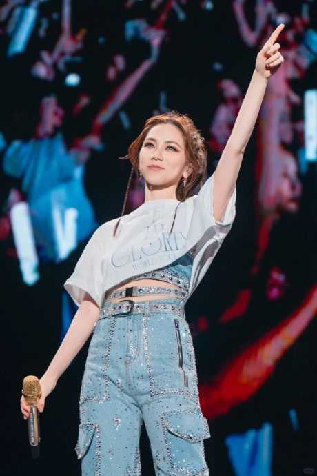 邓紫棋紧张喊谢霆锋男神 温馨合照竟被指像父女?