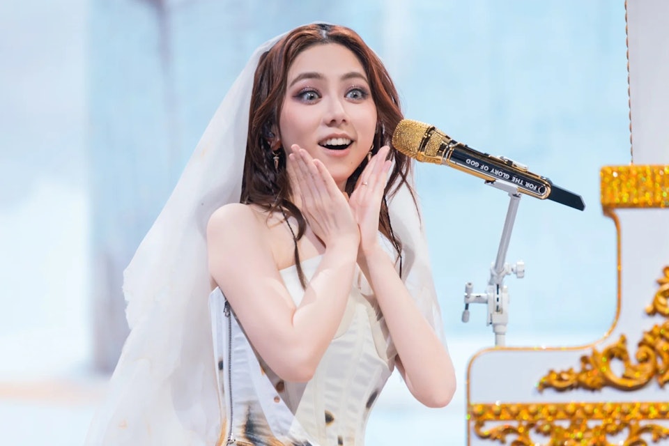 邓紫棋紧张喊谢霆锋男神 温馨合照竟被指像父女?