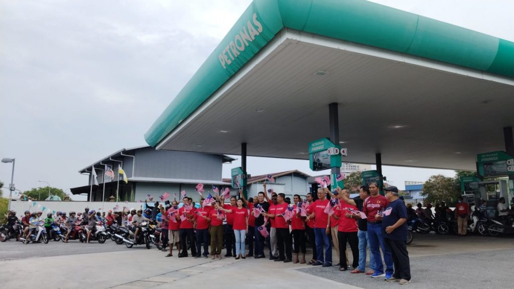 金宝国州服务中心举办反应热 1500人来免费添油