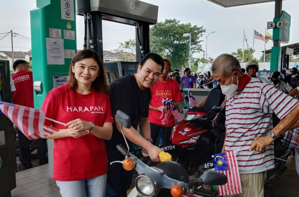 金宝国州服务中心举办反应热 1500人来免费添油