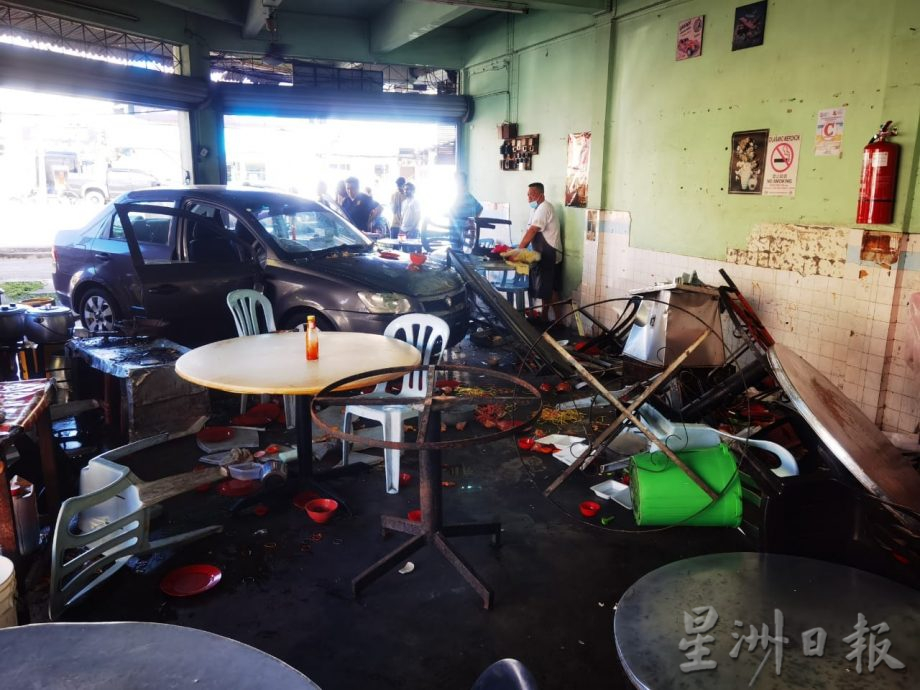 长者误把驾驶档当成后退档 轿车直撞茶室 3人受伤