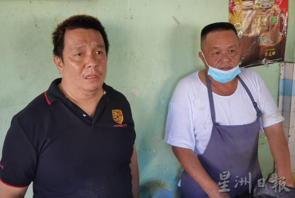 长者误把驾驶档当成后退档 轿车直撞茶室 3人受伤