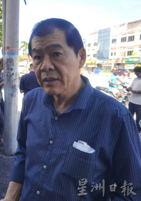 长者误把驾驶档当成后退档 轿车直撞茶室 3人受伤