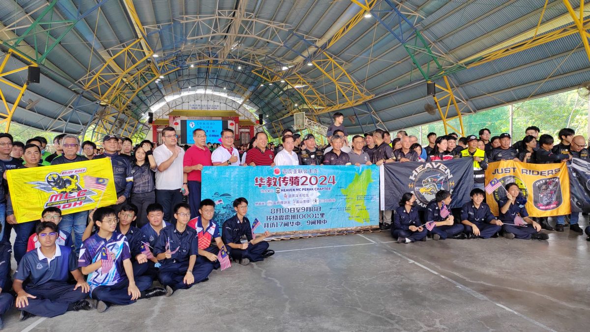 陈德杰:团结华中独中 46重型机车到华校送月饼