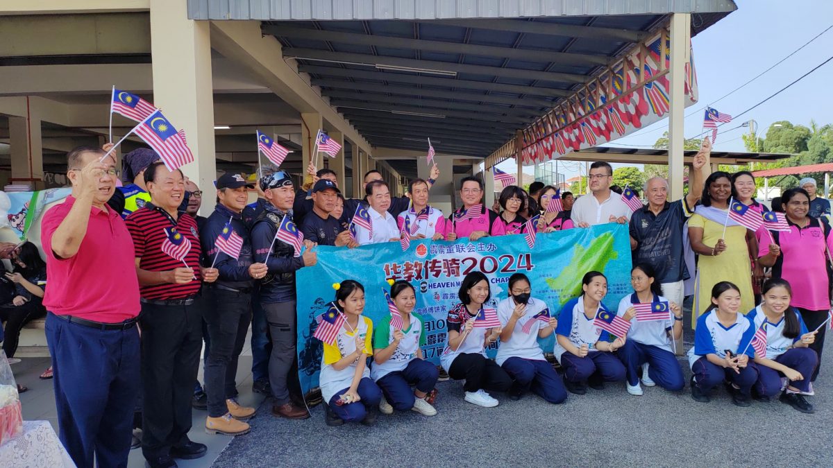 陈德杰:团结华中独中 46重型机车到华校送月饼