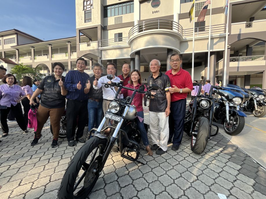 陈德杰:团结华中独中 46重型机车到华校送月饼