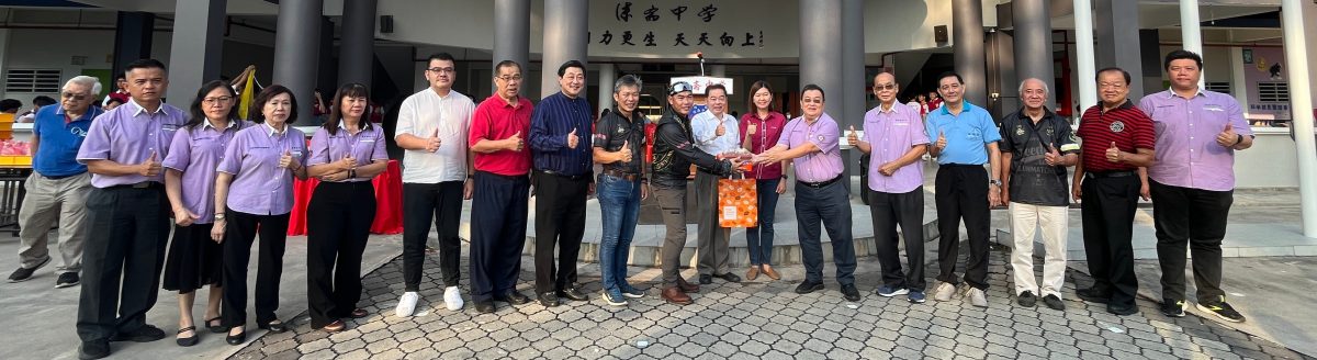 陈德杰:团结华中独中 46重型机车到华校送月饼