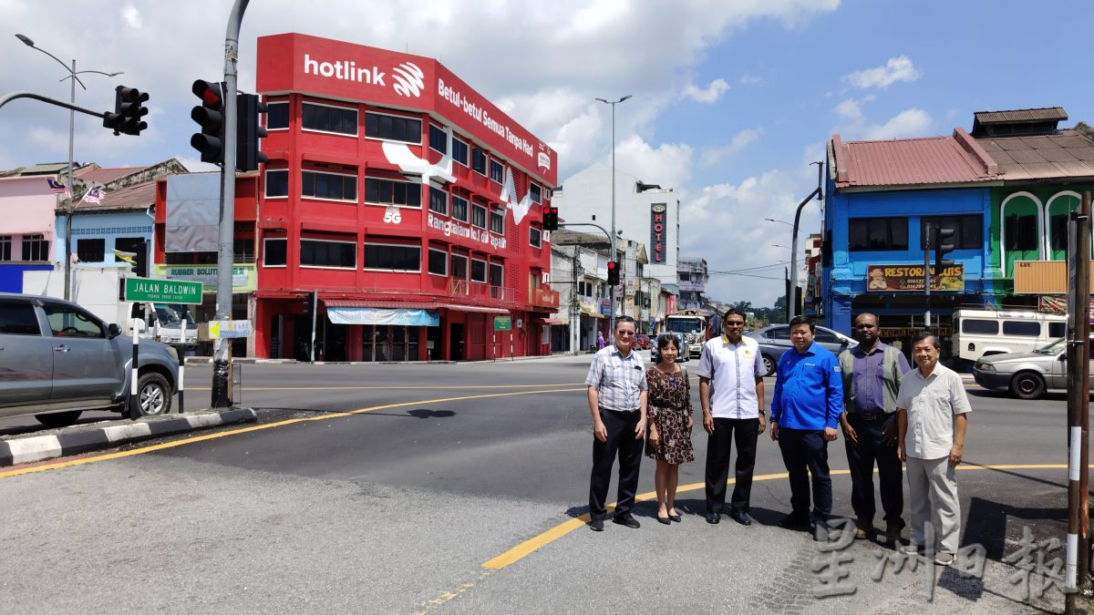 霹／备用版头／打巴大街部分道路 823起变单行车道