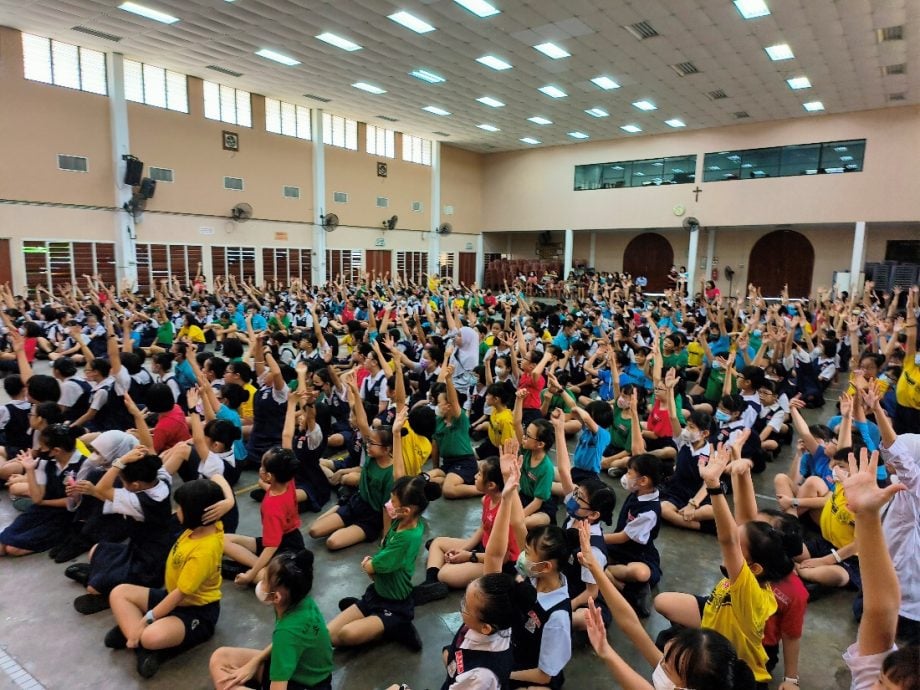 霹/第二版头/已签/《学生阅报计划》走入育华圣母华小 激发学生阅读探索知识