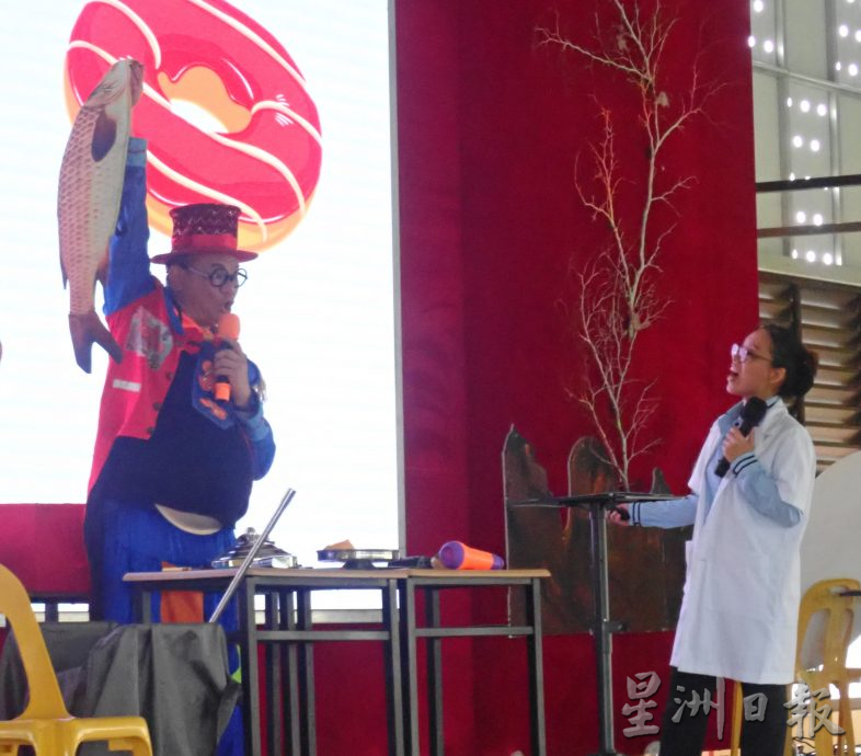 霹/第四版头/“均衡营养从早餐开始”走入华联二校 传递吃得健康重要性