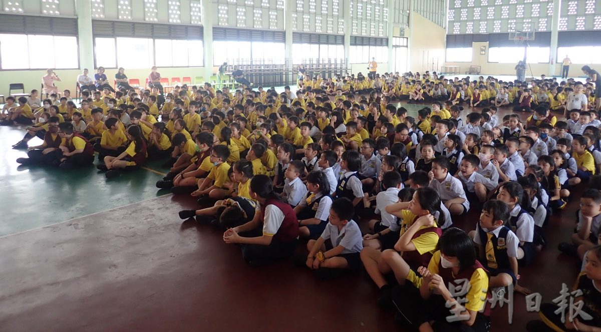 霹/第四版头/“均衡营养从早餐开始”走入华联二校 传递吃得健康重要性