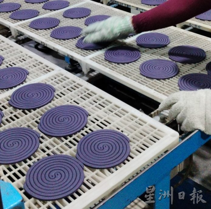 霹:21日见报/封底主文/它的诞生|50年品牌高力蚊香 揭开蚊香制作的秘密