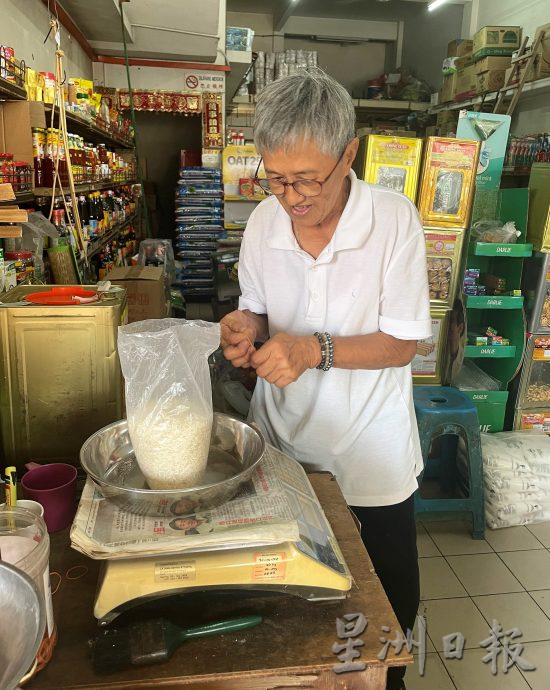霹:封面主文/杂货店坚守位置 人情味独有魅力