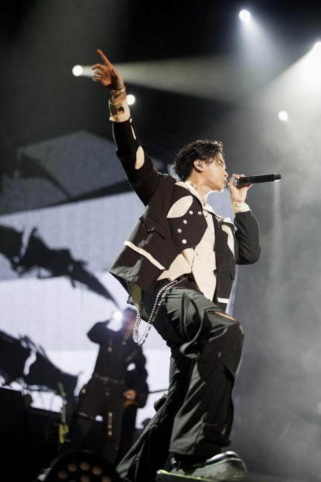 高尔宣云顶开唱难抵高海拔 狂吸氧气瓶喊:“真的好喘!”