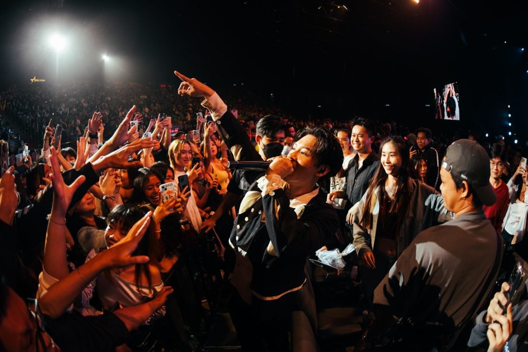 高尔宣云顶开唱难抵高海拔 狂吸氧气瓶喊:“真的好喘!”