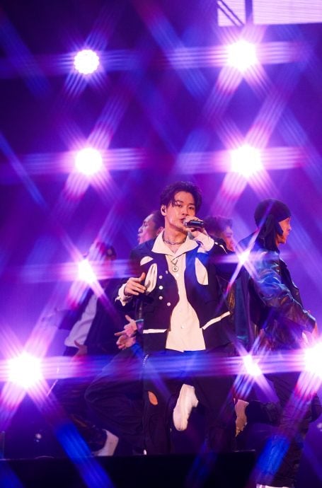 高尔宣云顶开唱难抵高海拔 狂吸氧气瓶喊:“真的好喘!”