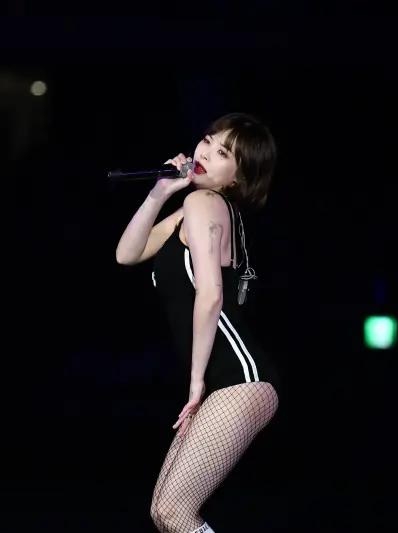 龙俊亨爱相随!泫雅疑戴婚戒登大巨蛋