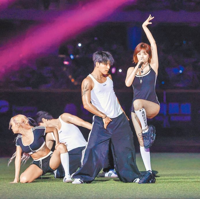 龙俊亨爱相随!泫雅疑戴婚戒登大巨蛋