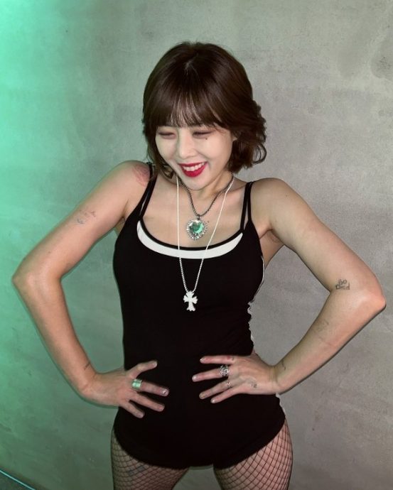 龙俊亨爱相随!泫雅疑戴婚戒登大巨蛋