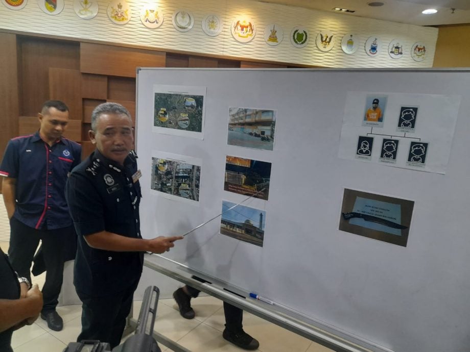 (全国版)吸毒男凶性大发,挥巴冷刀割喉妻儿三人!