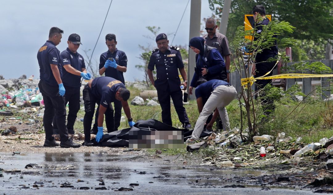 (全国版)吸毒男凶性大发,挥巴冷刀割喉妻儿三人!
