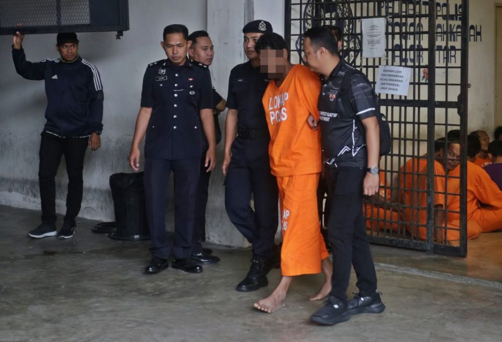 (全国版)吸毒男凶性大发,挥巴冷刀割喉妻儿三人!