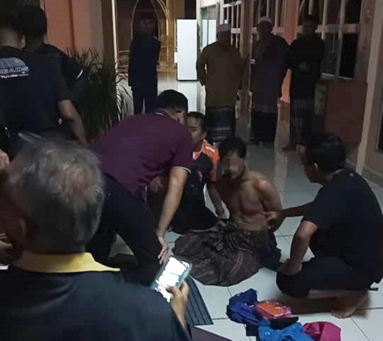 (全国版)吸毒男凶性大发,挥巴冷刀割喉妻儿三人!