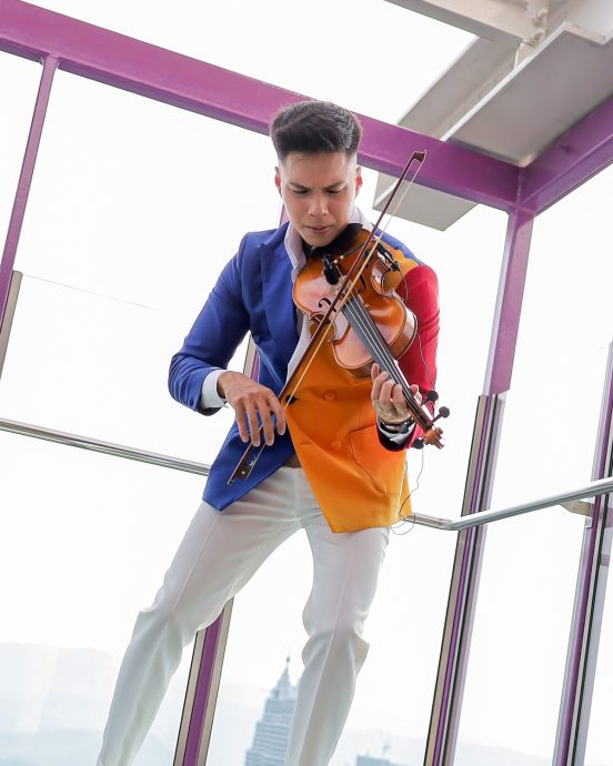 （全国版）小提琴家300米高空演奏爱国歌曲创大马记录