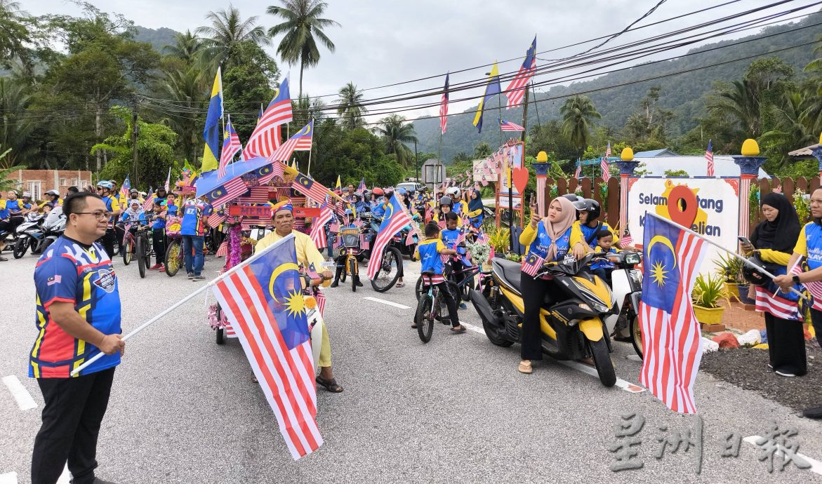 旺吉辇社区国庆日游行,全村老少倾巢展现爱国精神,游行至马泰关卡游客感受独立氛围