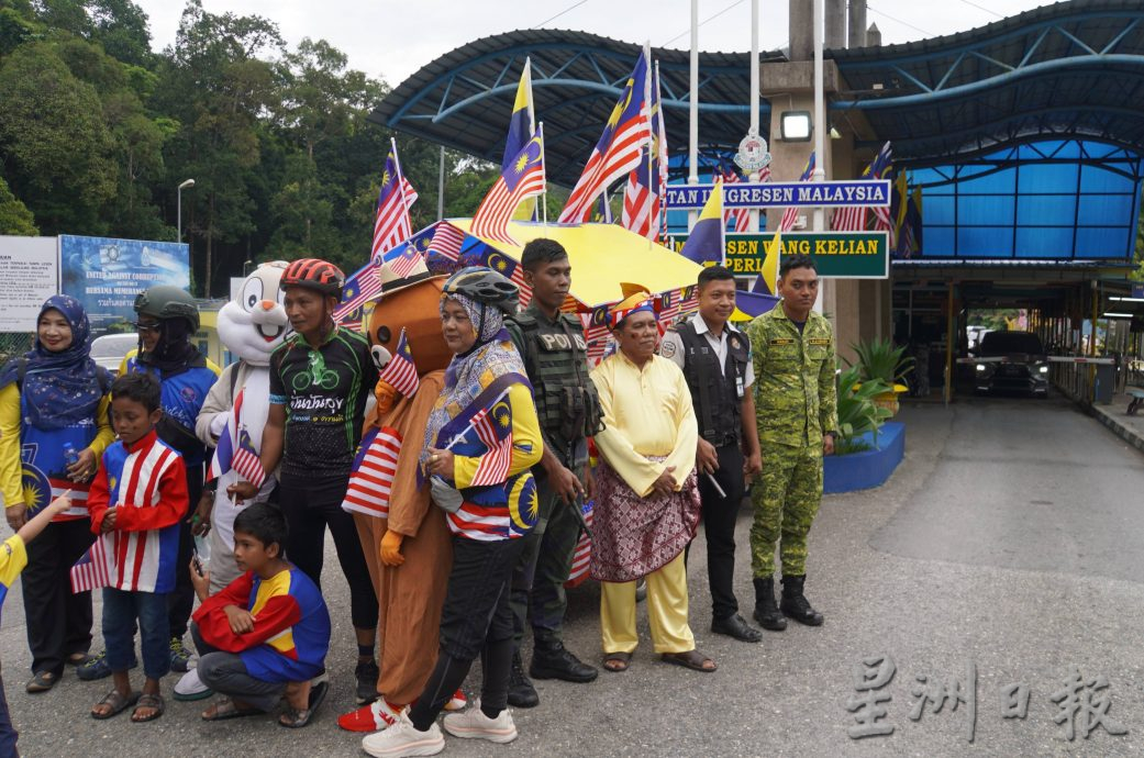 旺吉辇社区国庆日游行,全村老少倾巢展现爱国精神,游行至马泰关卡游客感受独立氛围