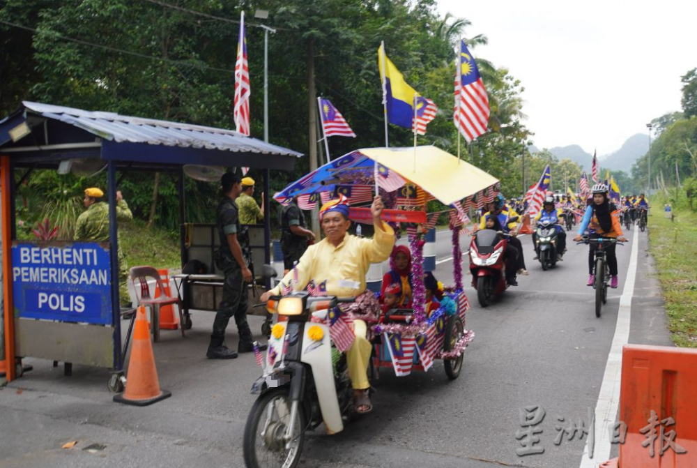 旺吉辇社区国庆日游行,全村老少倾巢展现爱国精神,游行至马泰关卡游客感受独立氛围