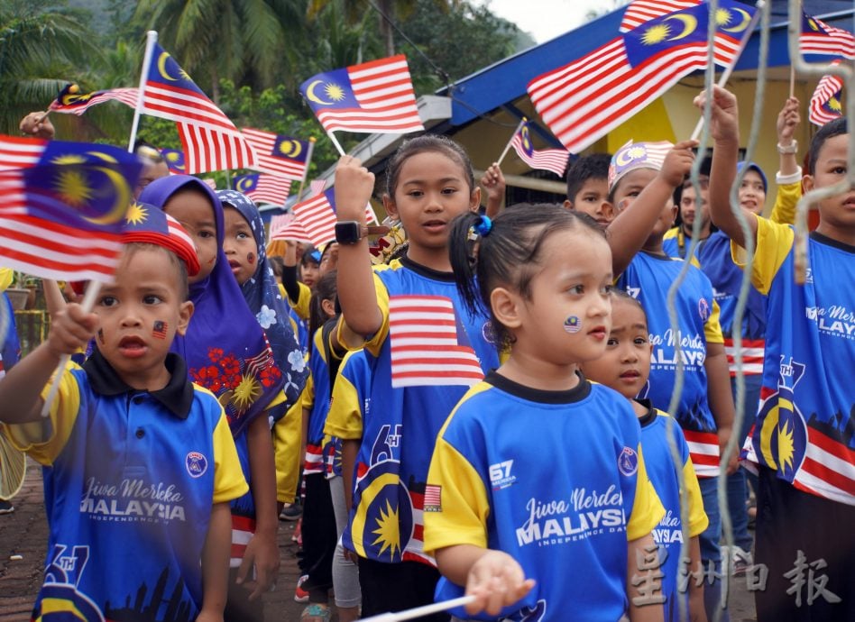 旺吉辇社区国庆日游行,全村老少倾巢展现爱国精神,游行至马泰关卡游客感受独立氛围
