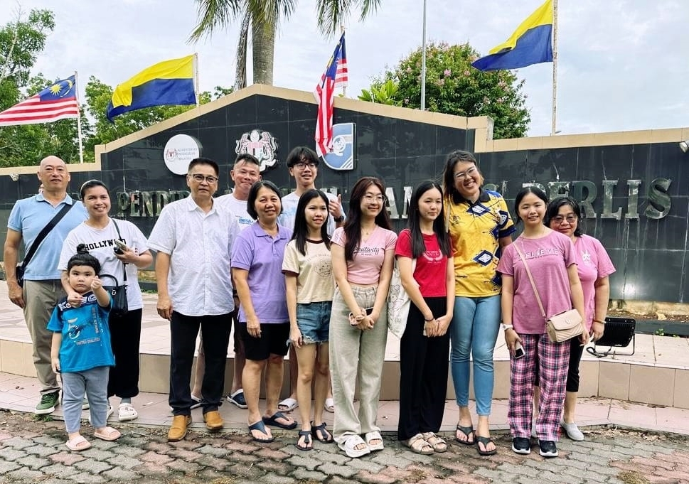 董荣山:师范华小组华文科581人申请,只有30名额,其余调派其他科目也很好做法