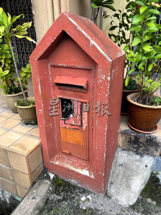 （古城封底主文）《用眼睛去旅游》：英国老邮筒
