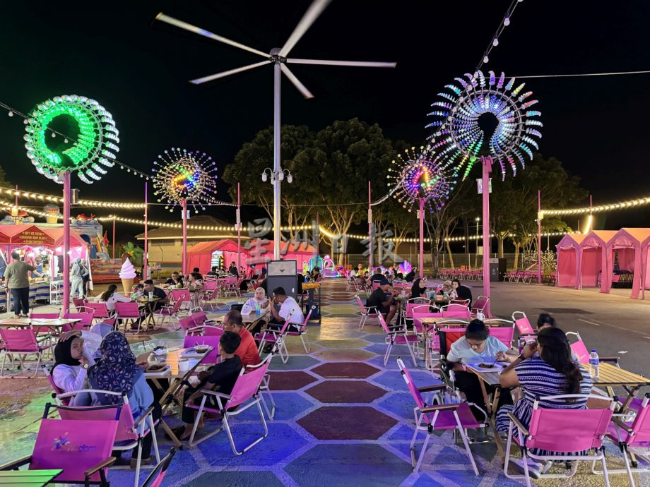 (古城封底主文)《用眼睛去旅游》:风车粉红市集