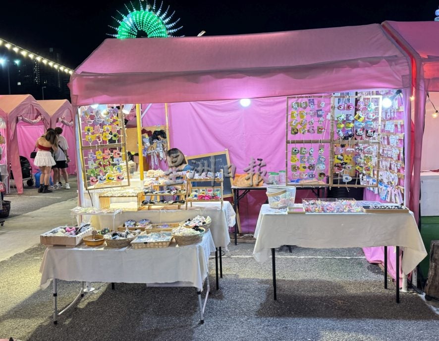 (古城封底主文)《用眼睛去旅游》:风车粉红市集