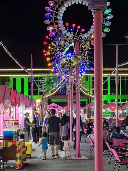 (古城封底主文)《用眼睛去旅游》:风车粉红市集