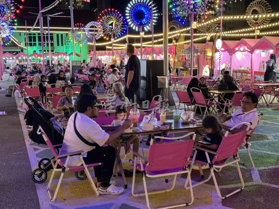 (古城封底主文)《用眼睛去旅游》:风车粉红市集