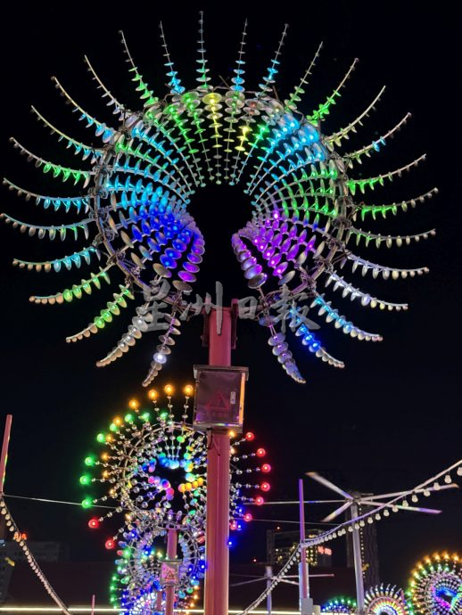 (古城封底主文)《用眼睛去旅游》:风车粉红市集