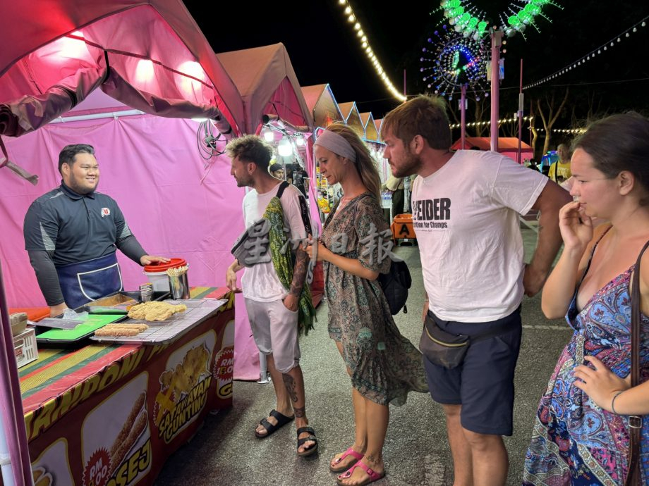 (古城封底主文)《用眼睛去旅游》:风车粉红市集