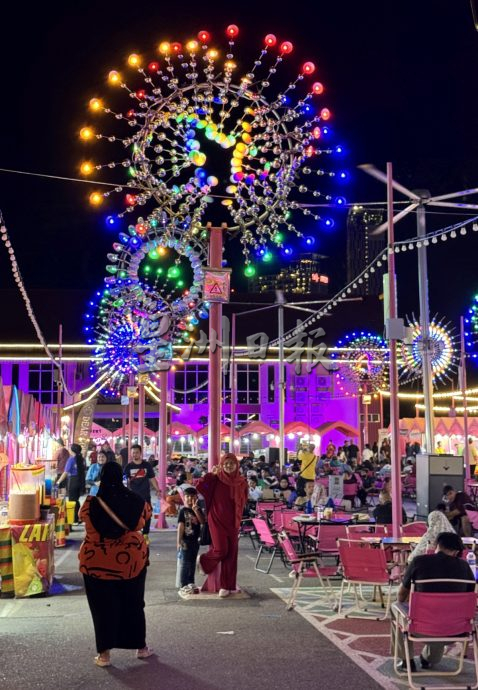 (古城封底主文)《用眼睛去旅游》:风车粉红市集